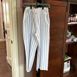 Women’s striped lightweight pants.